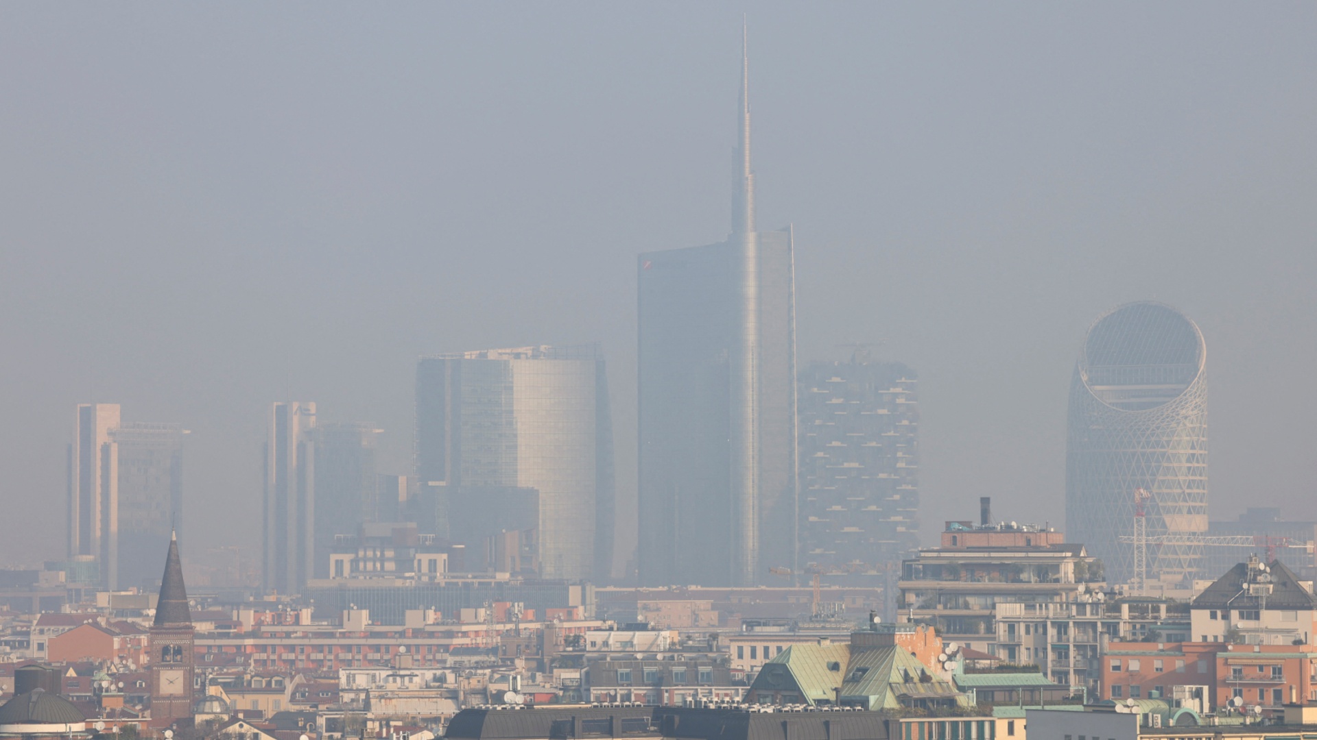 Снова маски: в Милане нечем дышать