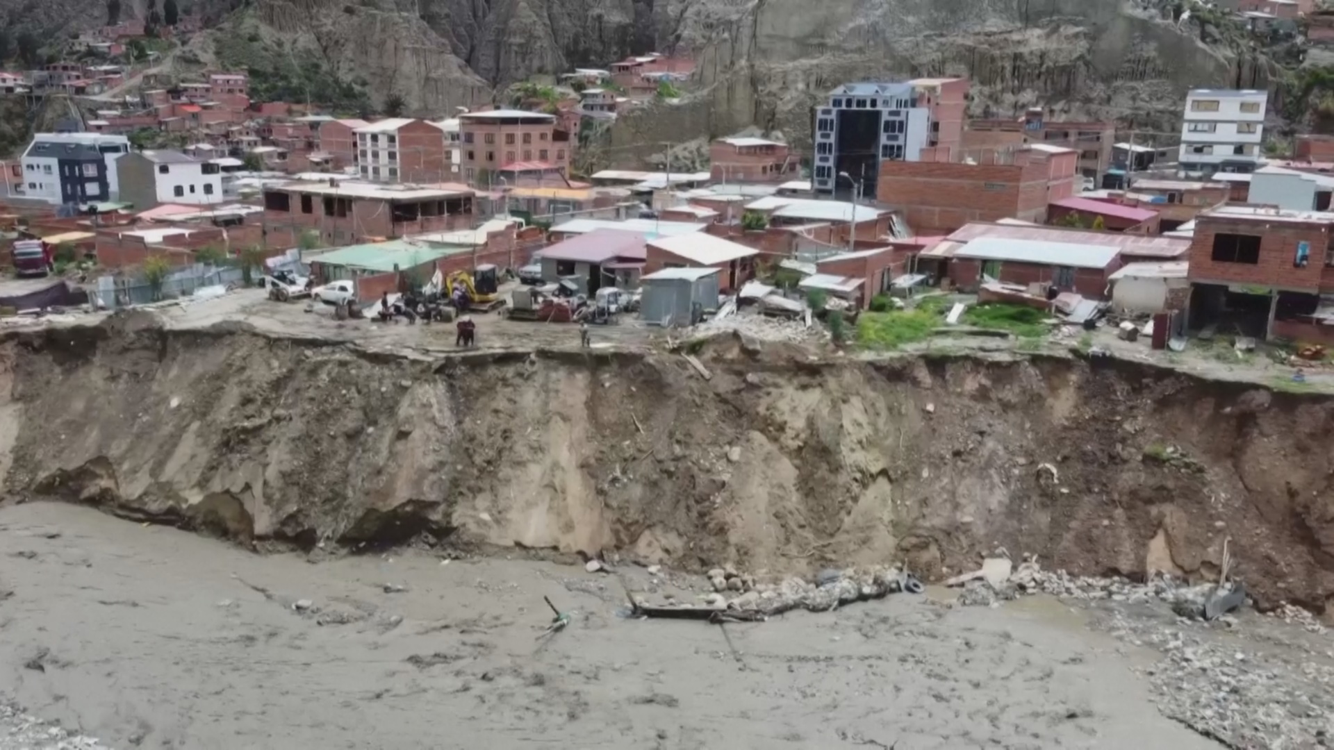 В Боливии жилые дома сползают в реку после дождей