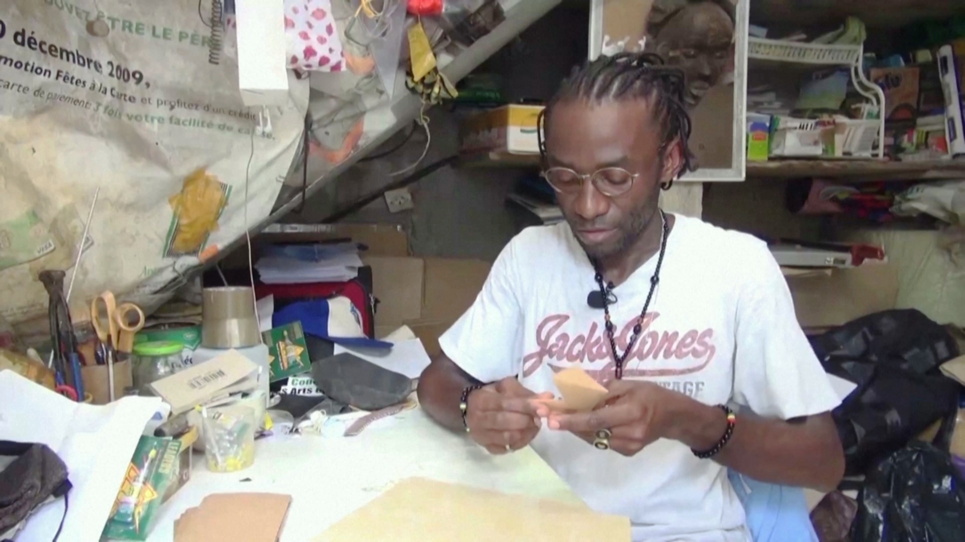 Габонский дизайнер превращает выброшенную бумагу в красивые вазы