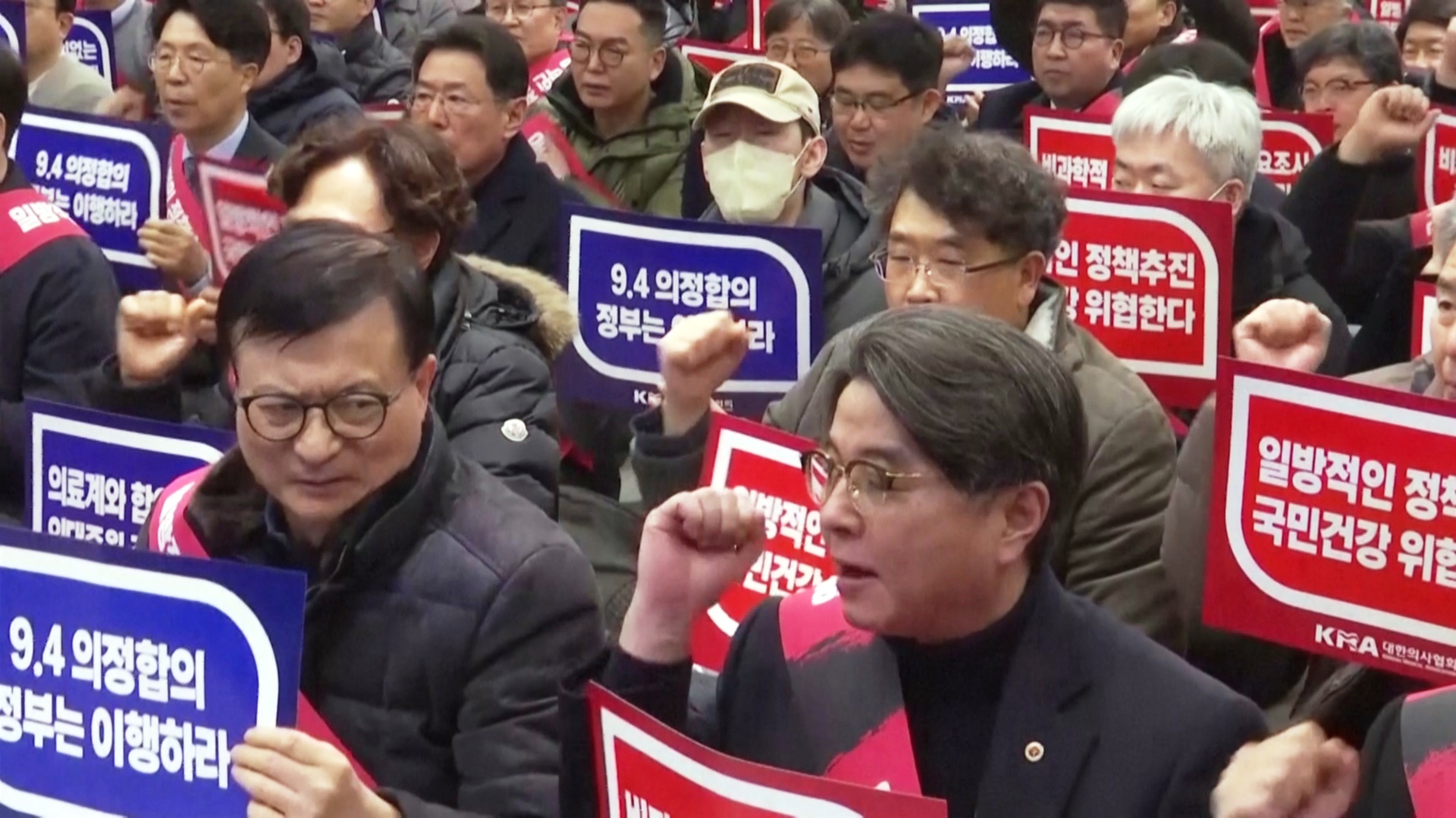 От бастующих врачей в Южной Корее потребовали вернуться на работу до марта