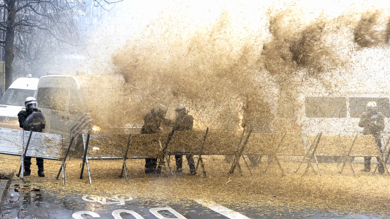Фермеры жгли покрышки и распыляли овсянку в центре Брюсселя