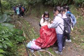 Тайваньские школьники помогают убирать мусор после Праздника фонарей
