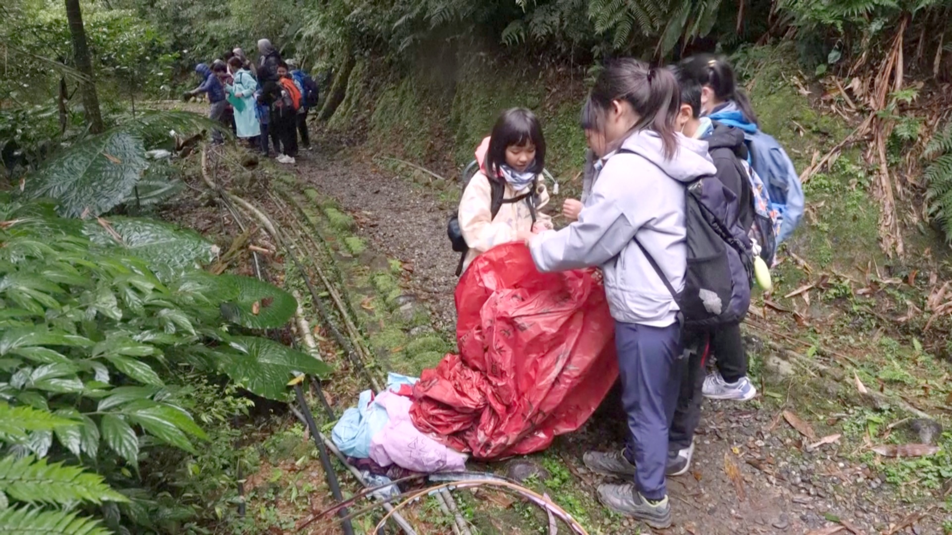Тайваньские школьники помогают убирать мусор после Праздника фонарей