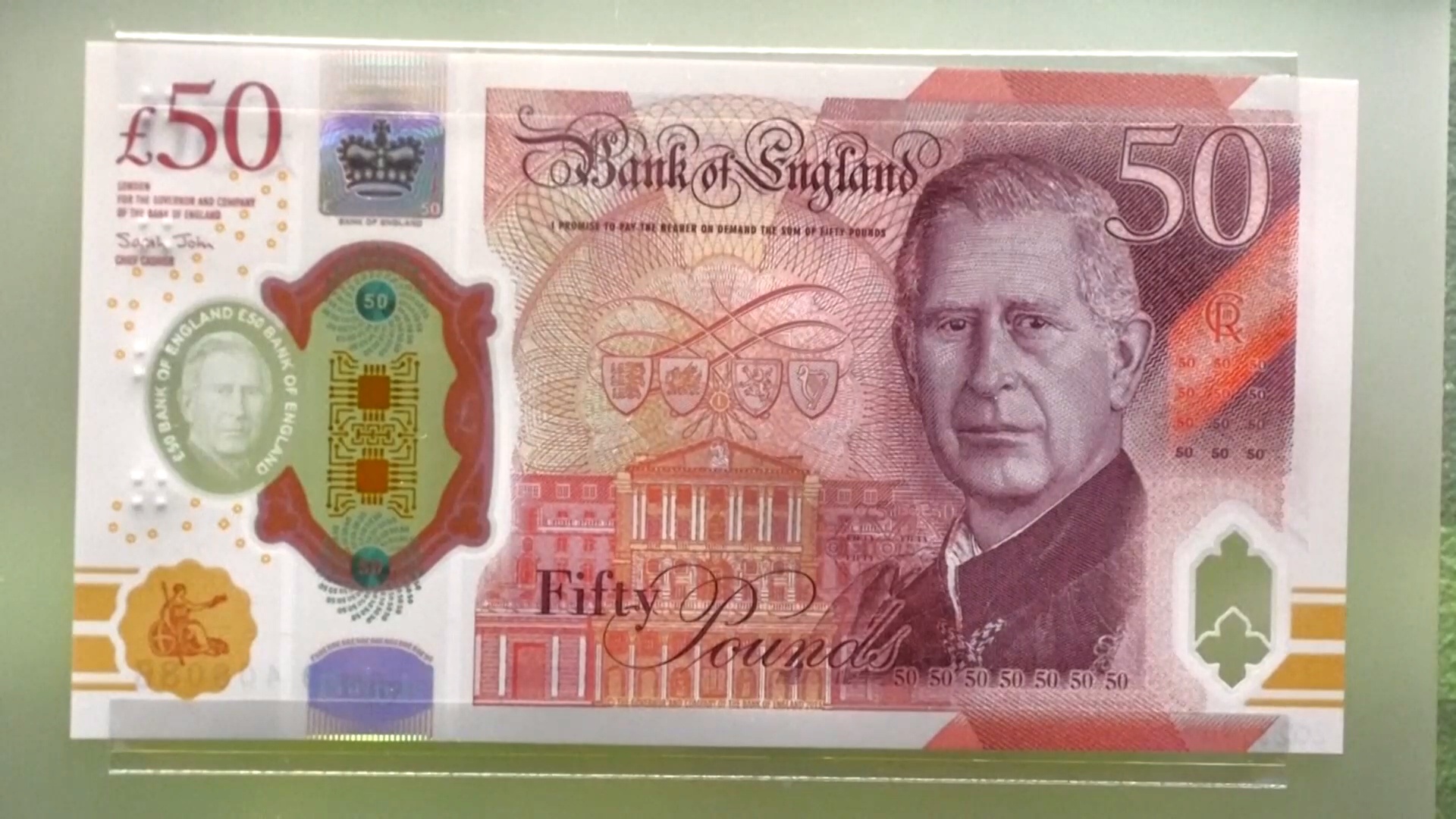Новые банкноты с изображением Карла III выставили в Музее Банка Англии