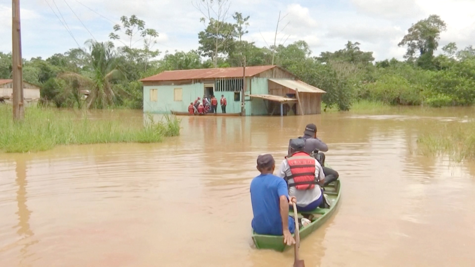 Наводнения в Боливии: военные добираются до пострадавших на каноэ