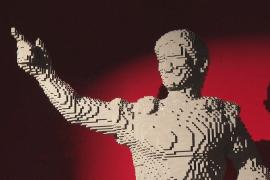 Более 100 скульптур из кирпичиков Lego показали на выставке в Лондоне