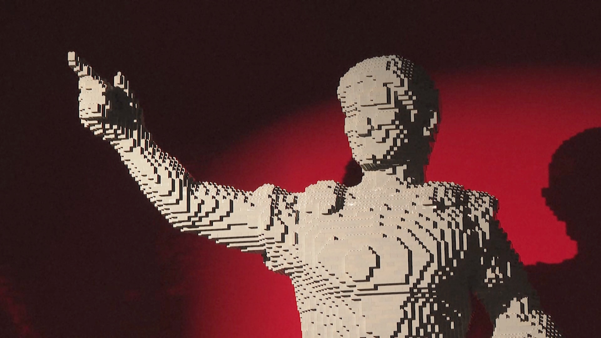 Более 100 скульптур из кирпичиков Lego показали на выставке в Лондоне