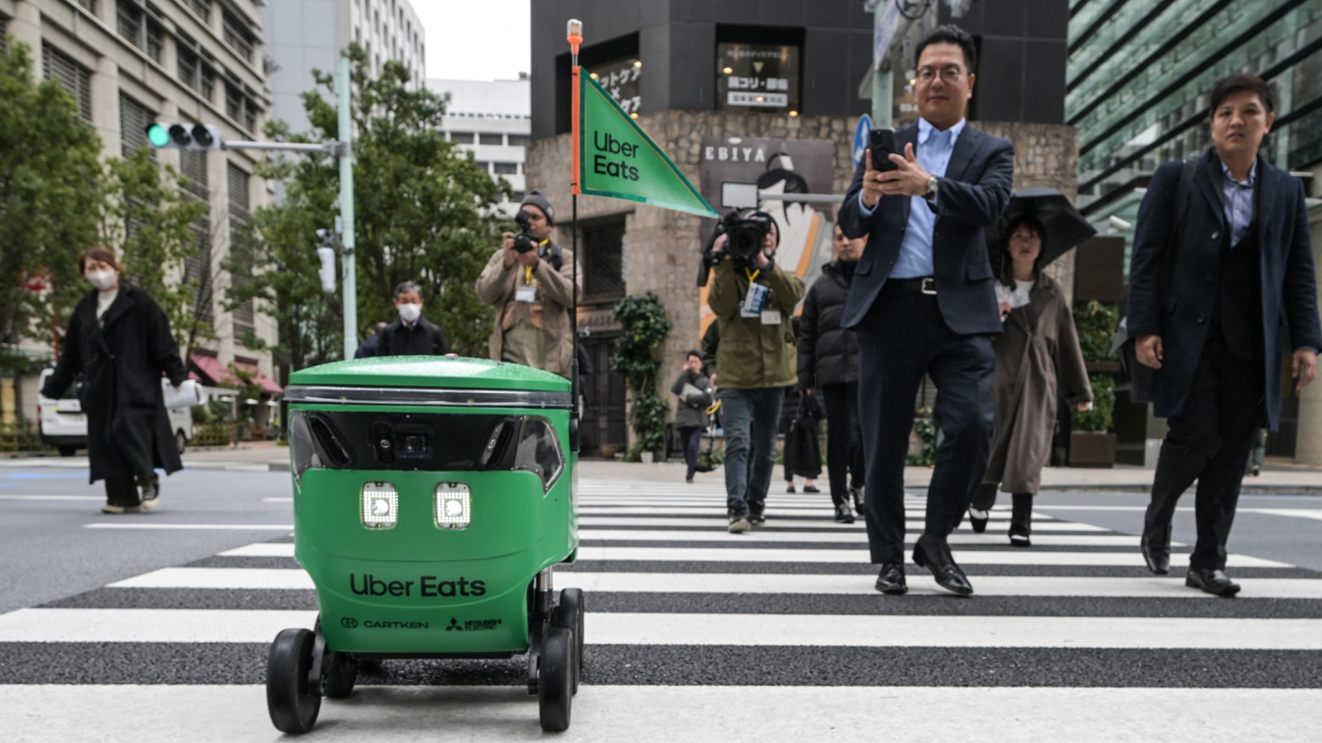 Робот-курьер компании Uber начал доставлять еду в Токио