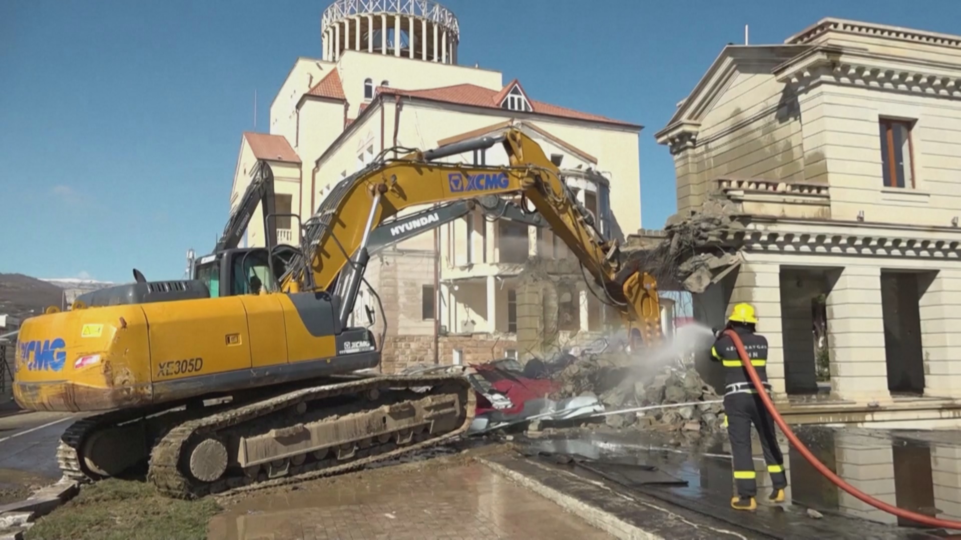 Власти Азербайджана сносят здание бывшего карабахского парламента