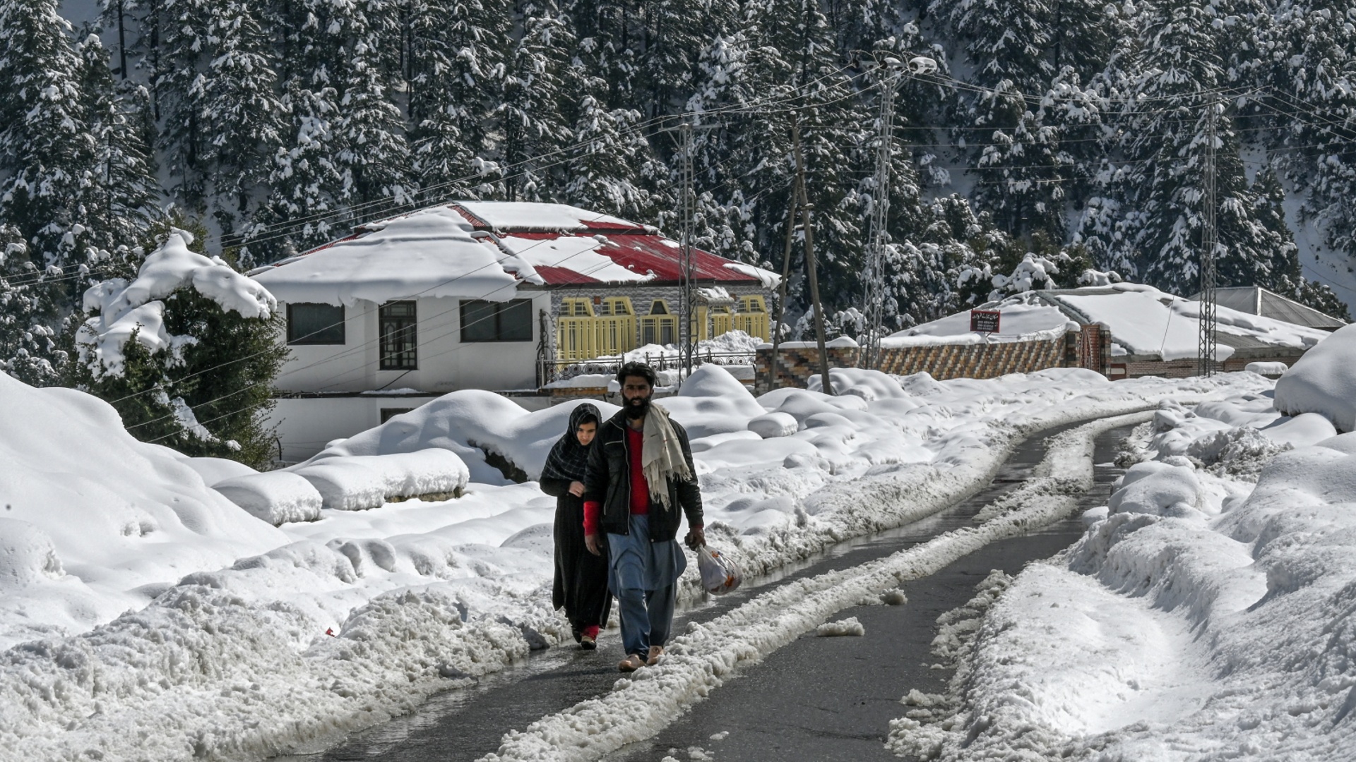 На Пакистан обрушились сильные снегопады и ливни: десятки жертв