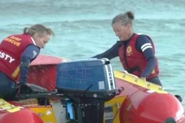 Женщина-спасатель на воде тренирует девушек в Австралии