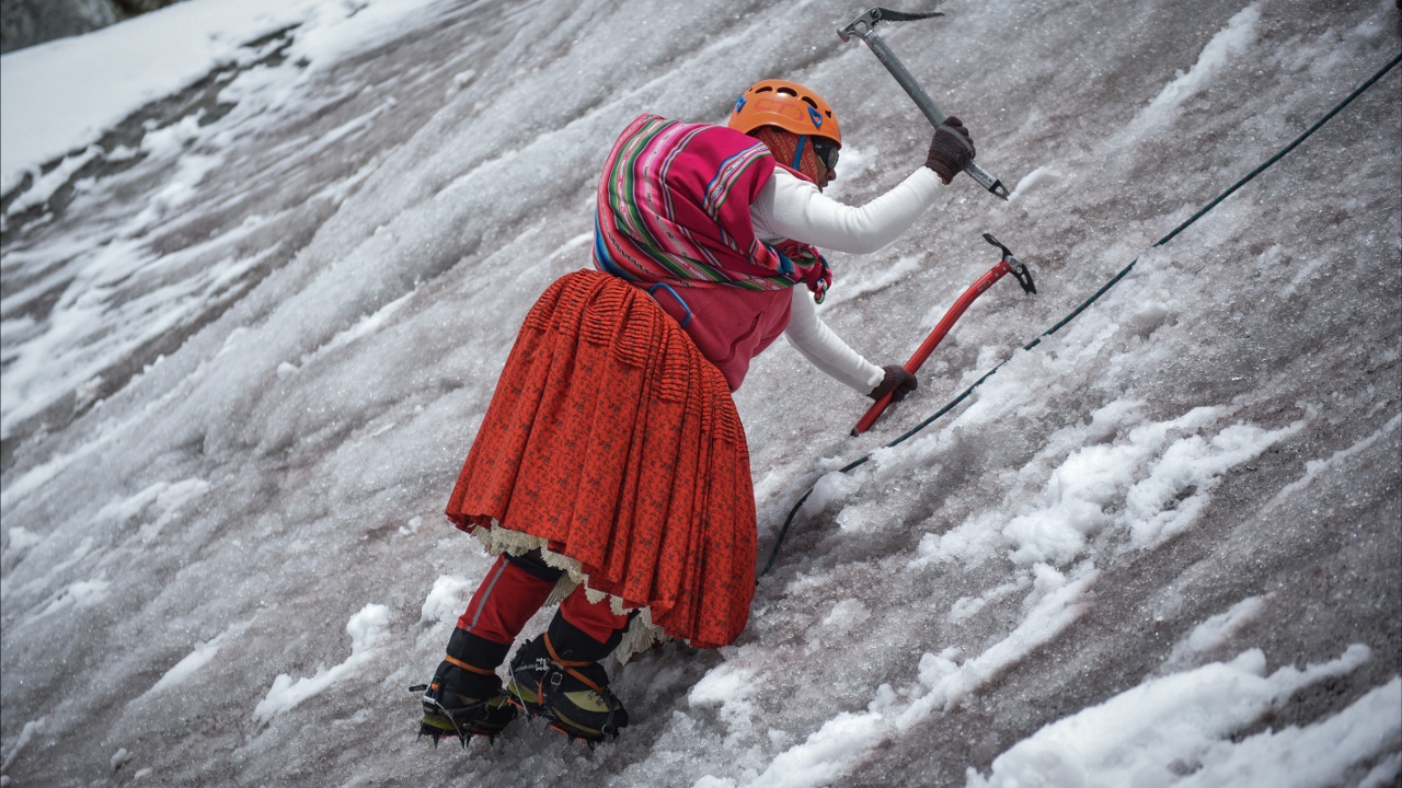 Боливийские чолиты мечтают подняться на Эверест в юбках