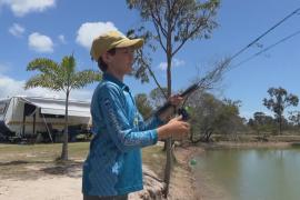 Юный австралиец не бросает рыбалку, несмотря на сильные боли