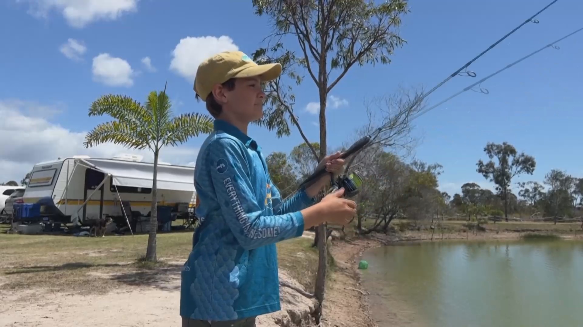 Юный австралиец не бросает рыбалку, несмотря на сильные боли