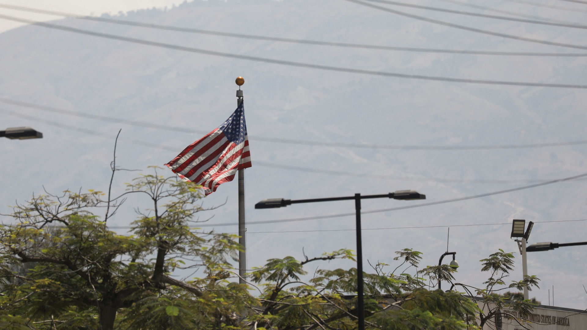 Военные США эвакуировали персонал американского посольства из Гаити