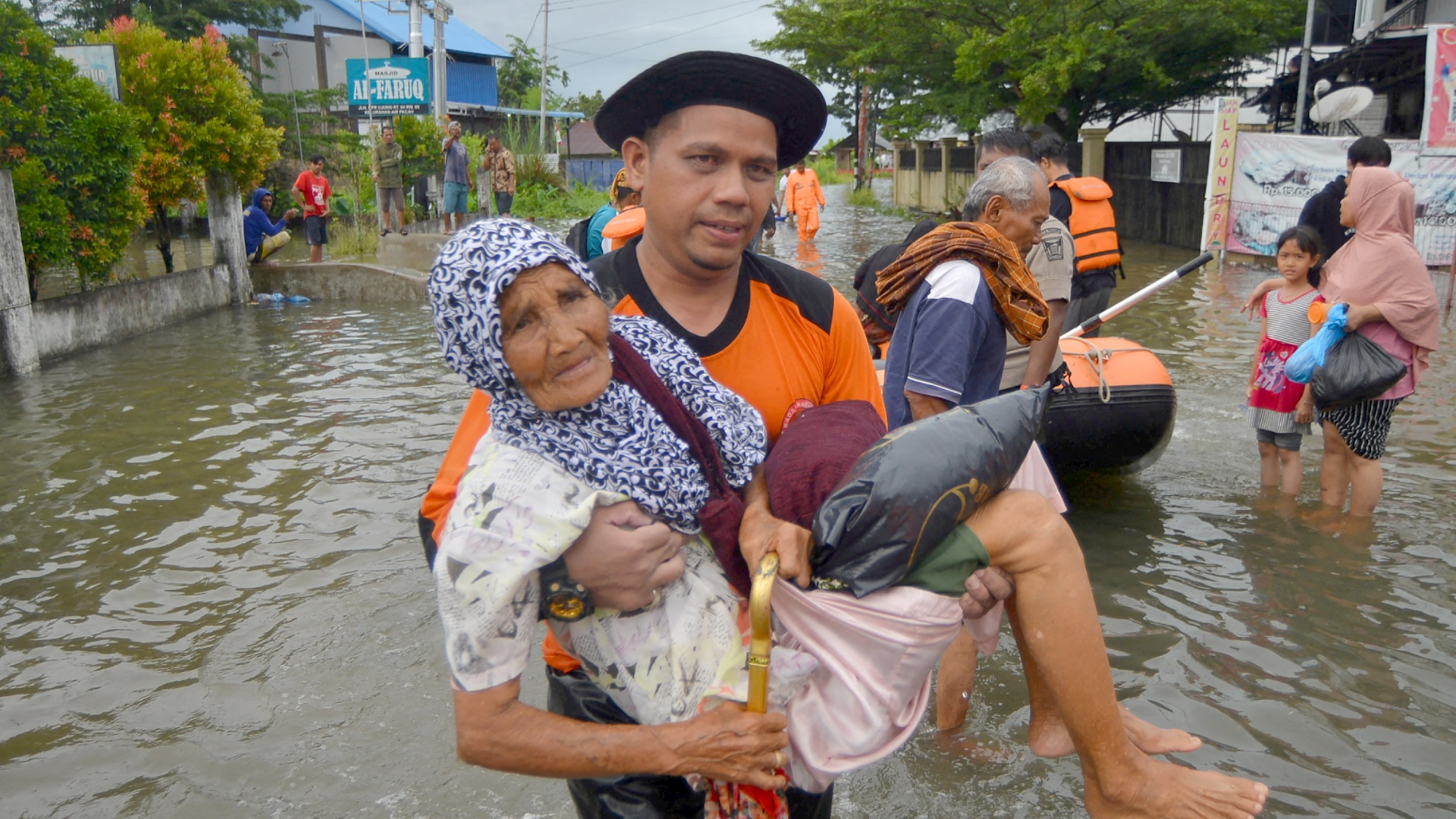В Индонезии из-за наводнений и оползней гибнут люди