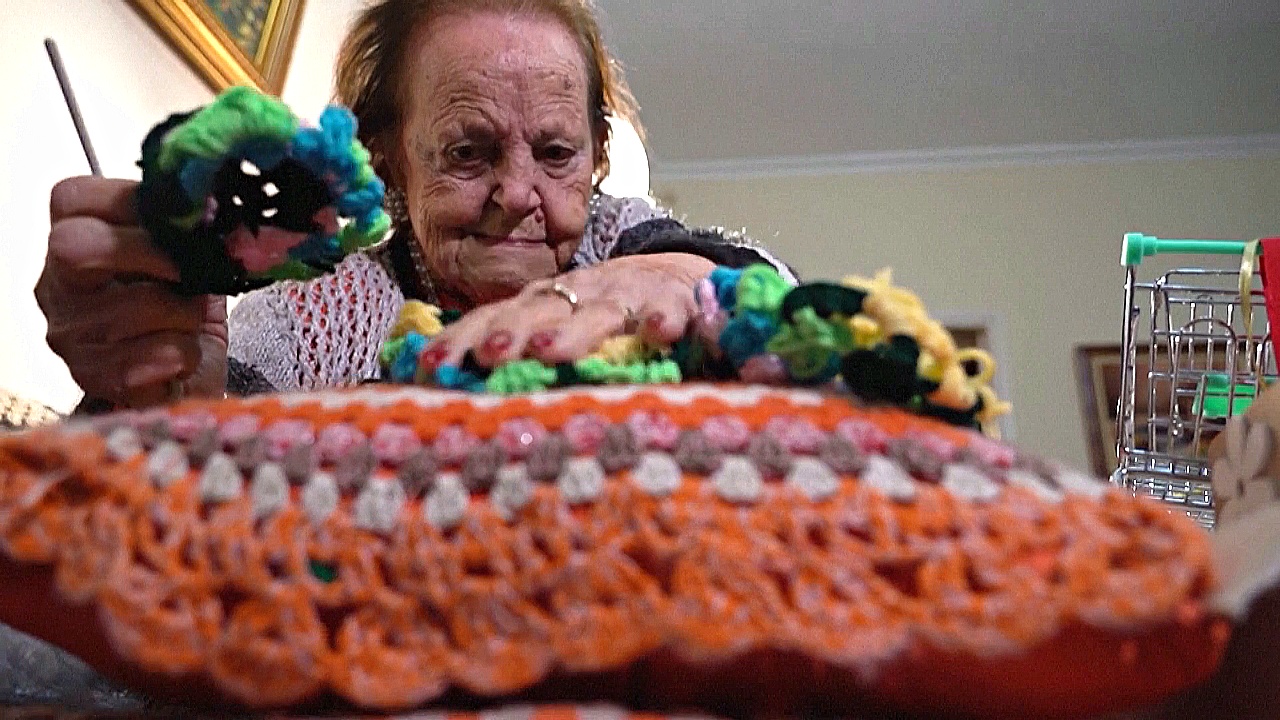 93-летняя бабушка вяжет шарфы для нуждающихся детей