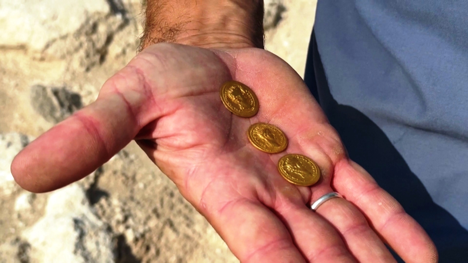 В ОАЭ нашли золотые монеты возрастом 2000 лет
