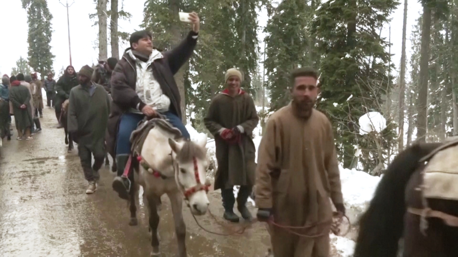 В индийский Кашмир после снегопада снова едут туристы