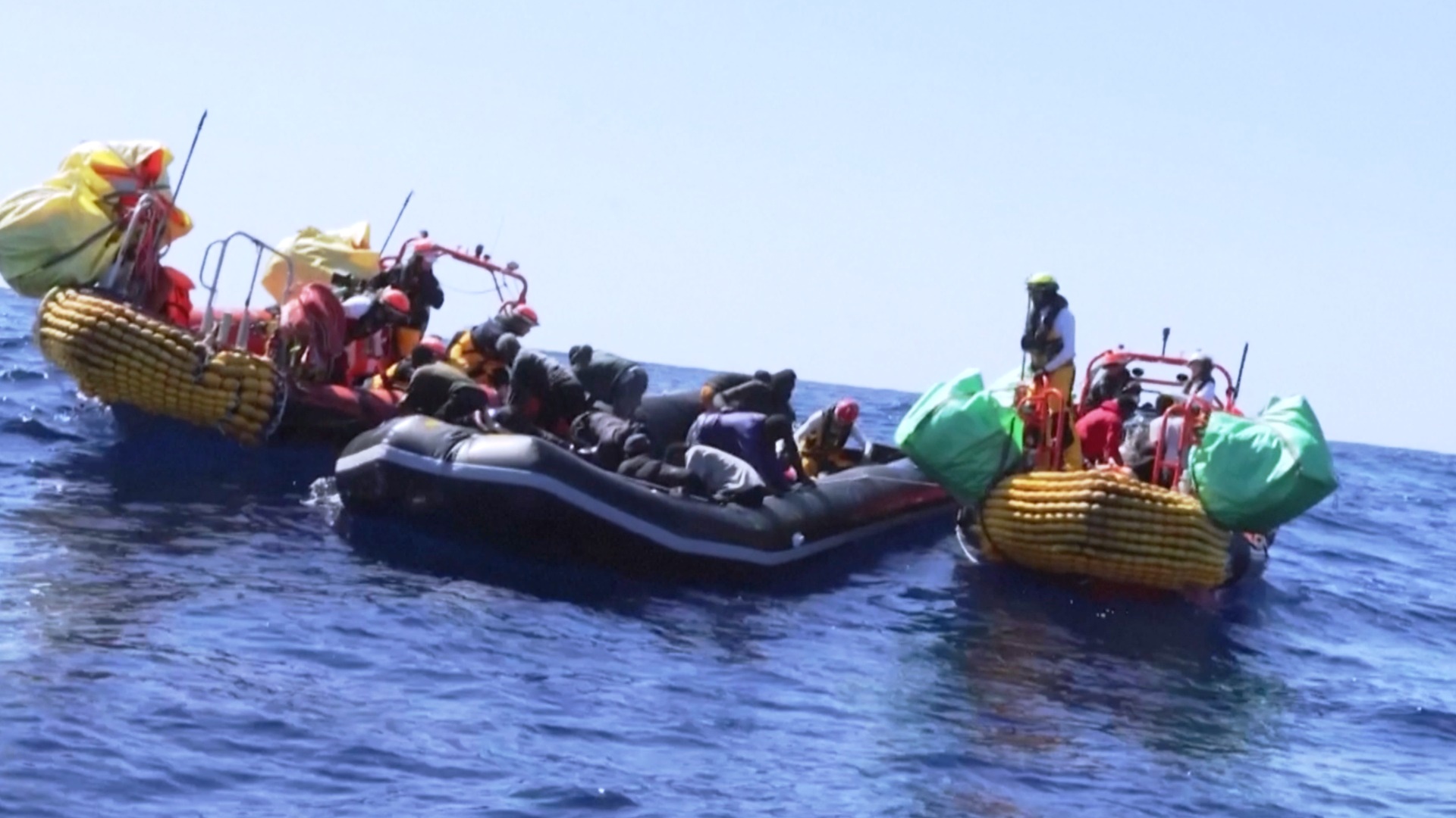 60 мигрантов, возможно, погибли в Средиземном море, когда плыли в Европу