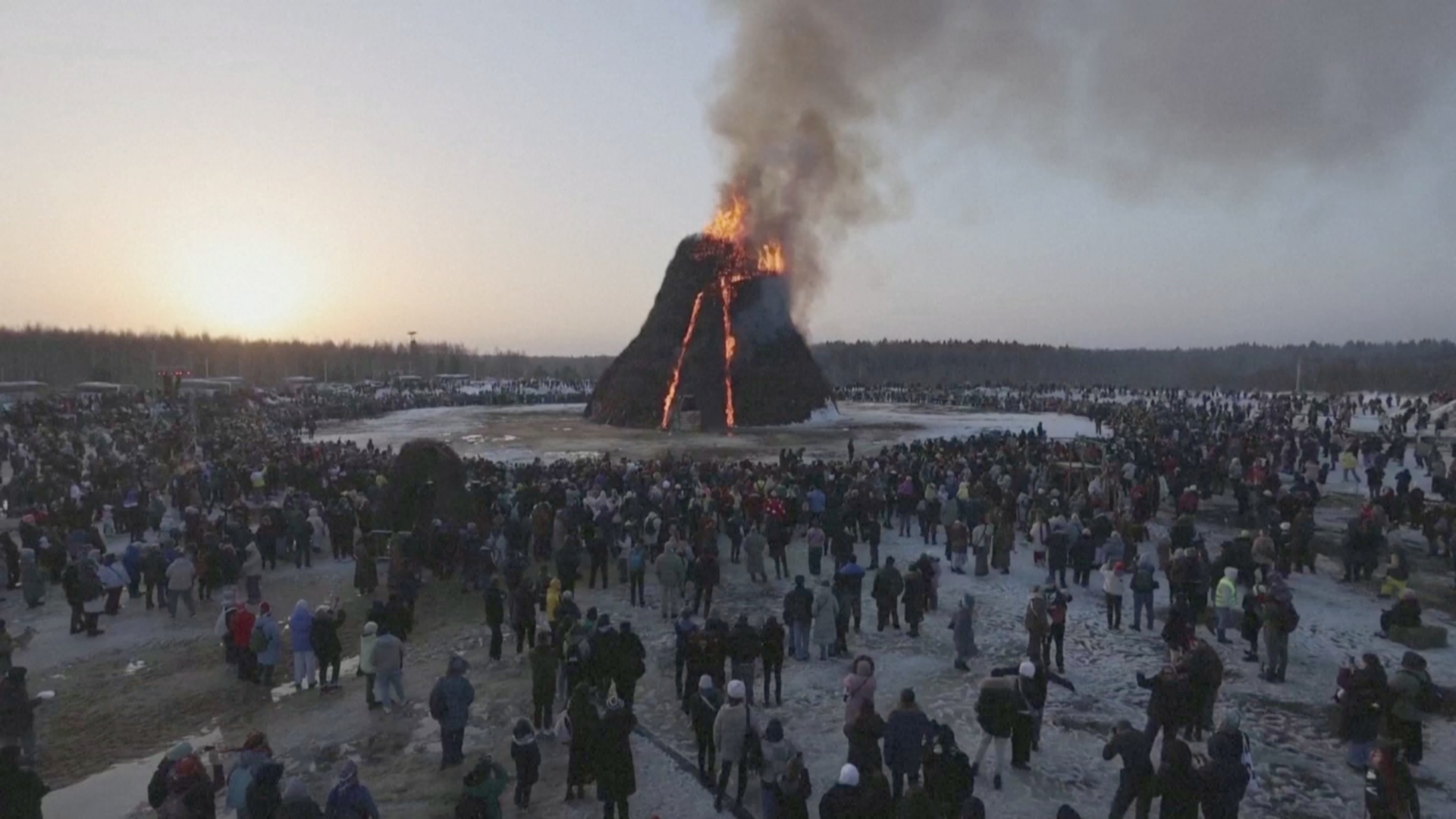 22-метровую «Чёрную гору» подожгли в Масленицу в арт-парке в Калужской области
