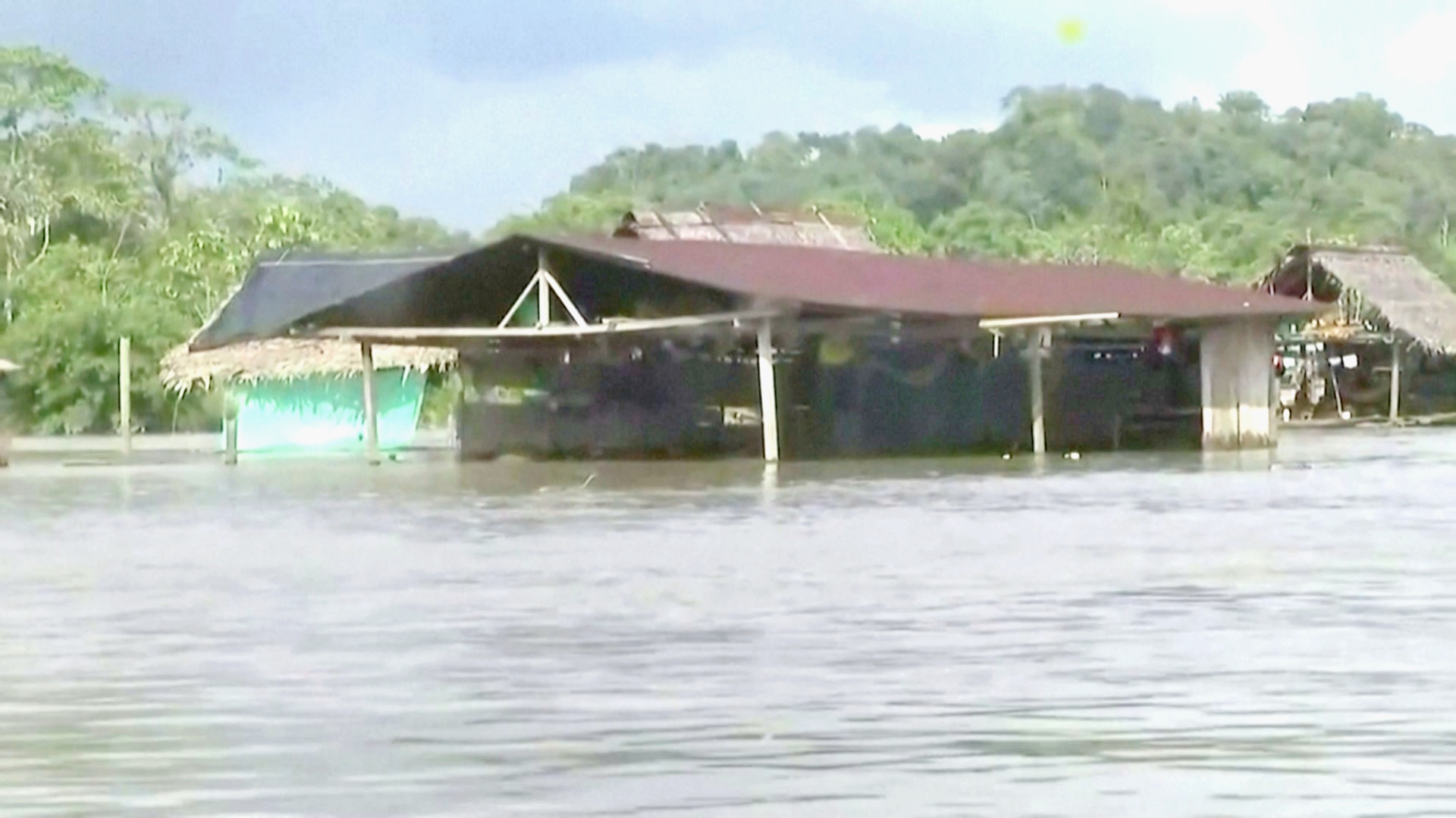 Тысячи колумбийцев страдают от наводнения