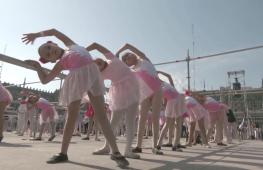 Сотни мексиканцев пришли на массовый урок балета в Мехико