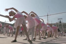 Сотни мексиканцев пришли на массовый урок балета в Мехико