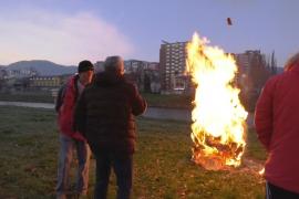 Боснийцы празднуют «Чимбурияду» и жарят яичницу-болтунью