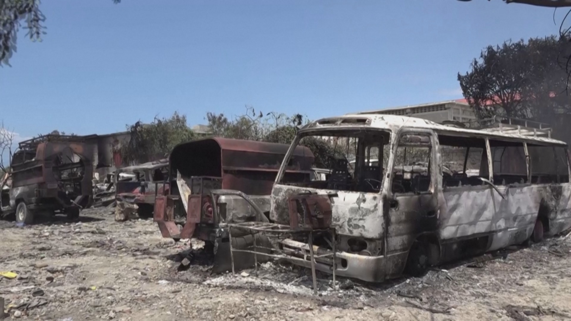 Банды подожгли парковки в столице Гаити: сгорели десятки машин