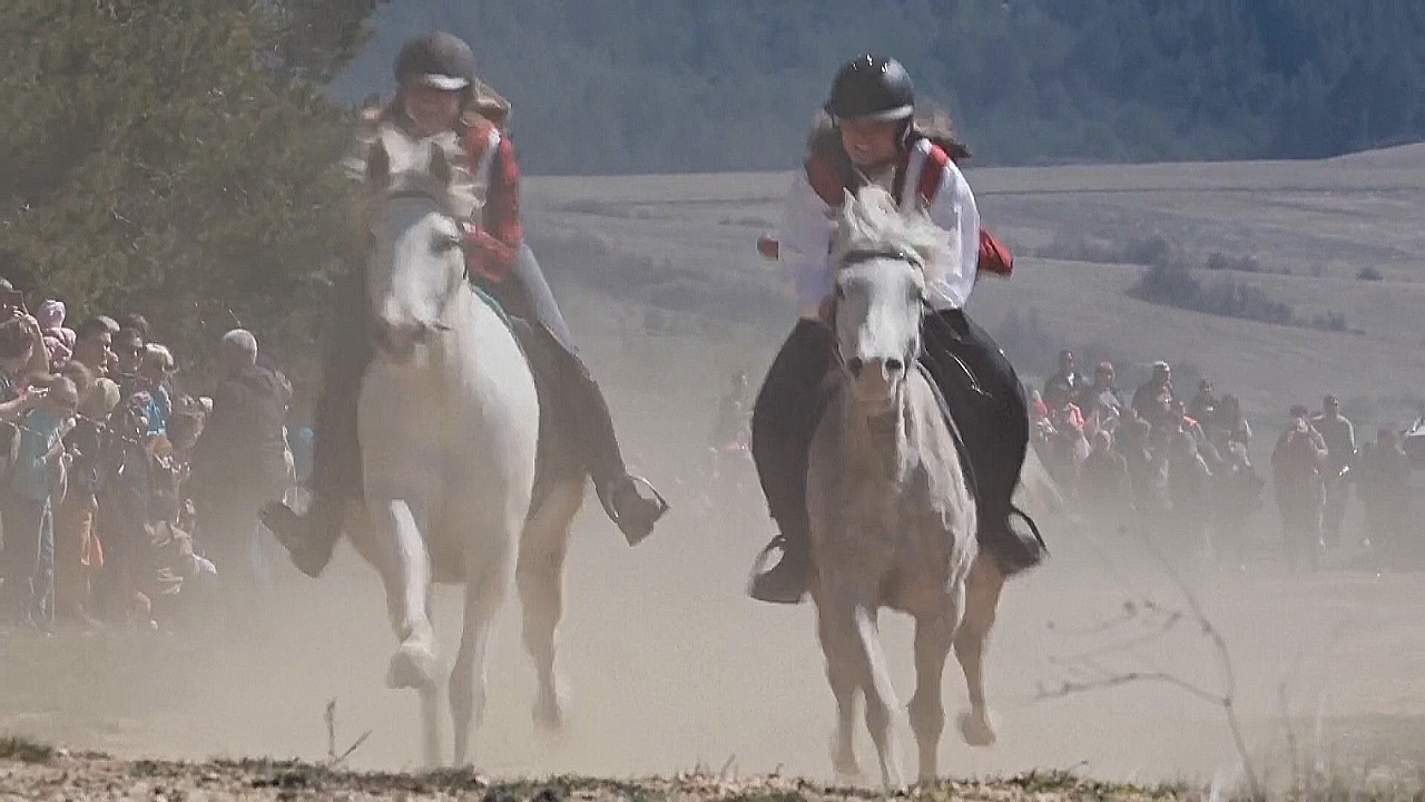 Скачками лошадей отмечают в болгарской деревне начало Великого поста