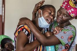 Родственникам кенийской секты начали выдавать тела умерших