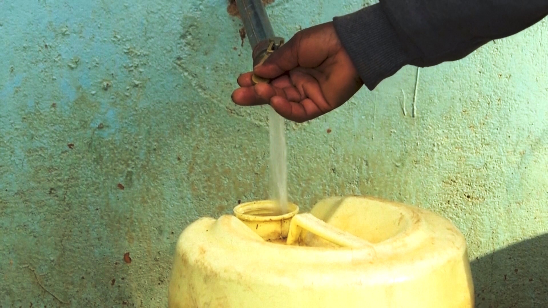 Вода есть даже в засуху: сельские жители в Кении простым способом запасаются водой