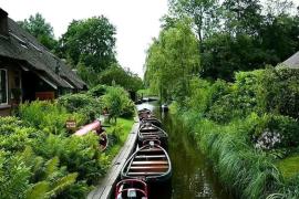 Чем сказочная деревня в Нидерландах привлекает туристов
