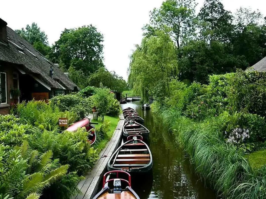 Чем сказочная деревня в Нидерландах привлекает туристов