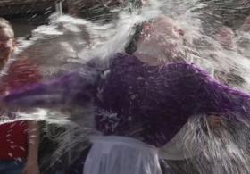 Как венгры обливали ледяной водой девушек в Поливальный понедельник