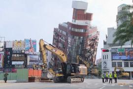 В Тайване начали демонтировать полуразрушенные землетрясением здания