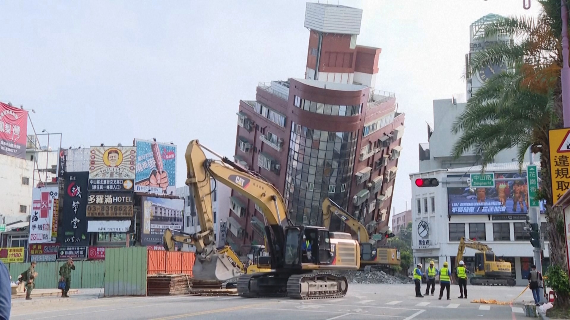 В Тайване начали демонтировать полуразрушенные землетрясением здания