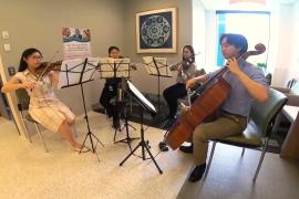 Студенты-медики исполняют музыку для пациентов в больниц
