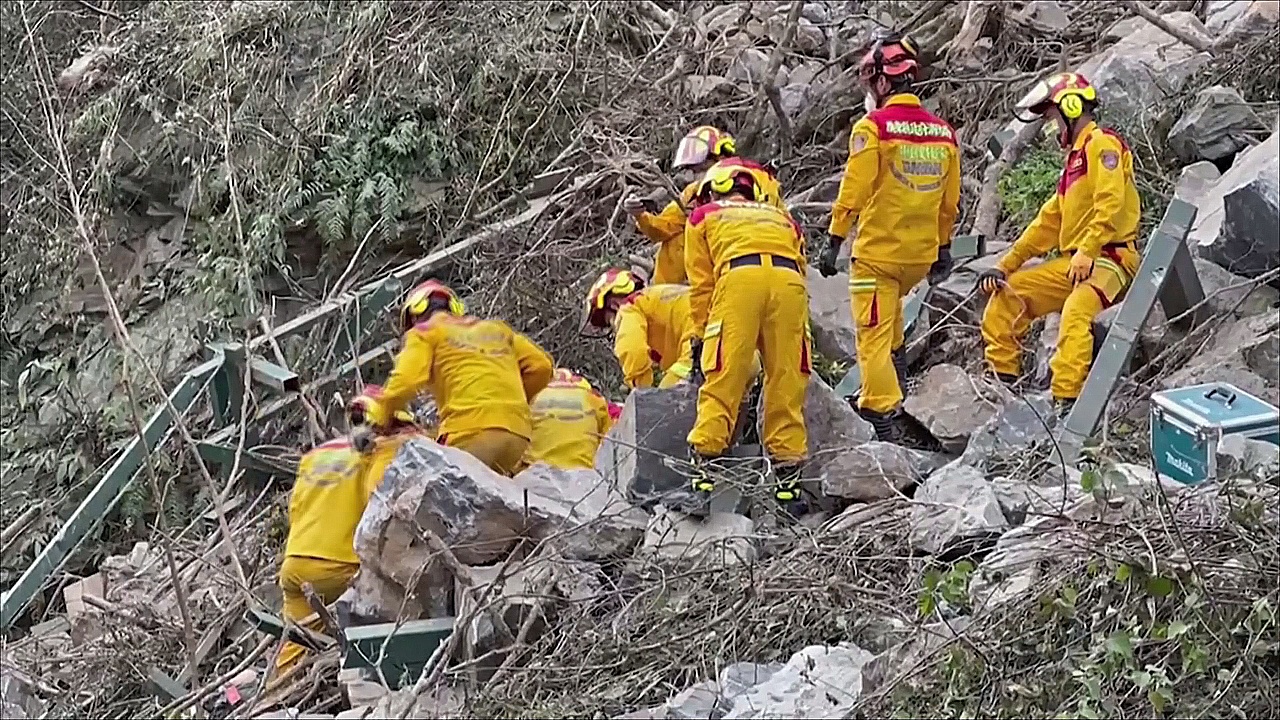 Тайванькие спасатели продолжают искать 18 пропавших без вести после землетрясения
