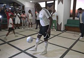 Новый рекорд: кубинский экс-футболист более 12 часов отбивал мяч ногами