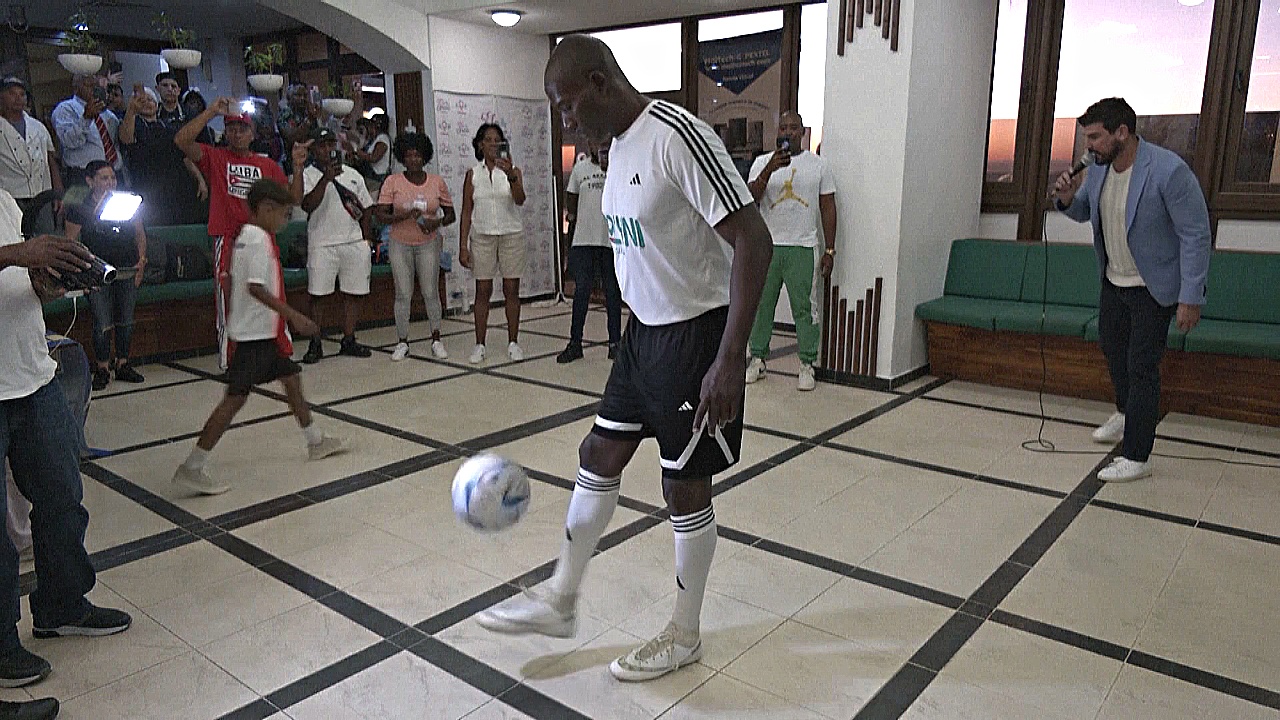 Новый рекорд: кубинский экс-футболист более 12 часов отбивал мяч ногами