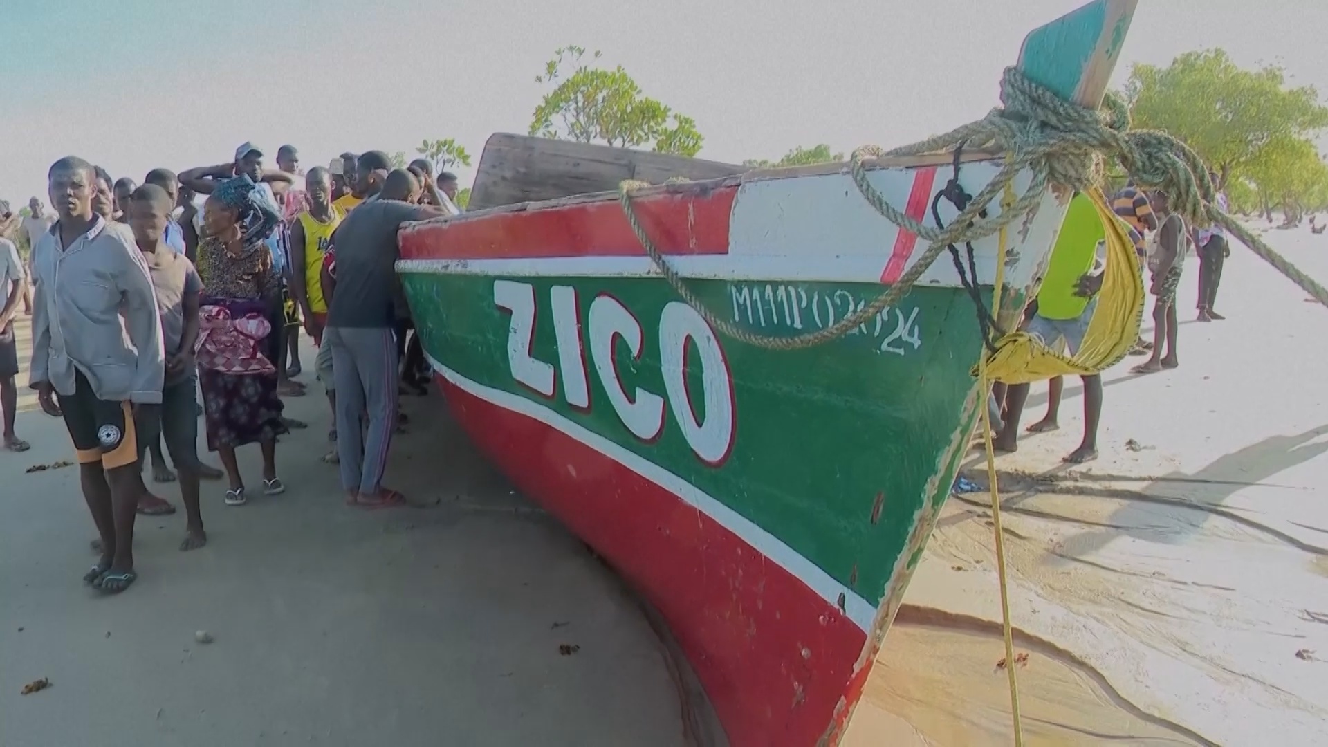 Около 100 погибших: в Мозамбике перевернулась лодка с людьми