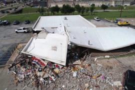 Торнадо разрушил магазин в Хьюстоне