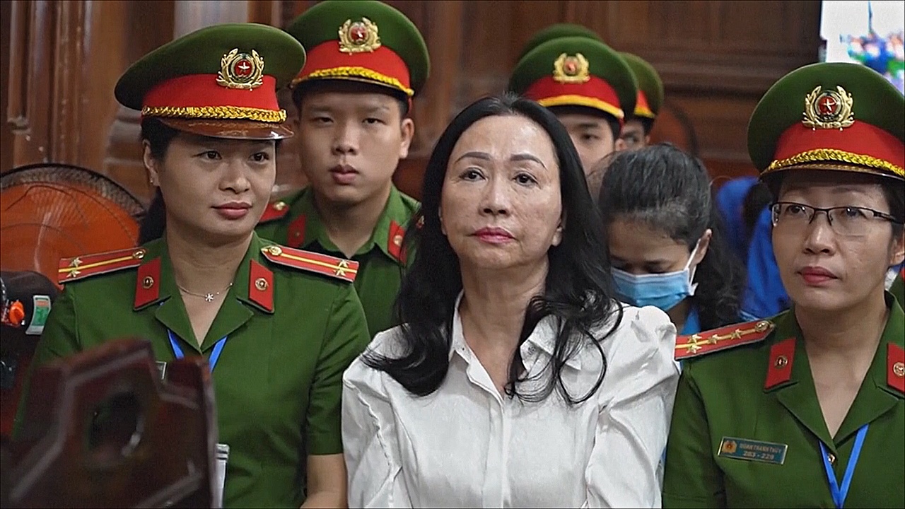Одну из богатейших женщин Вьетнама приговорили к смертной казни за крупнейшую аферу Одну из богатейших женщин Вьетнама приговорили к смертной казни за крупнейшую аферу