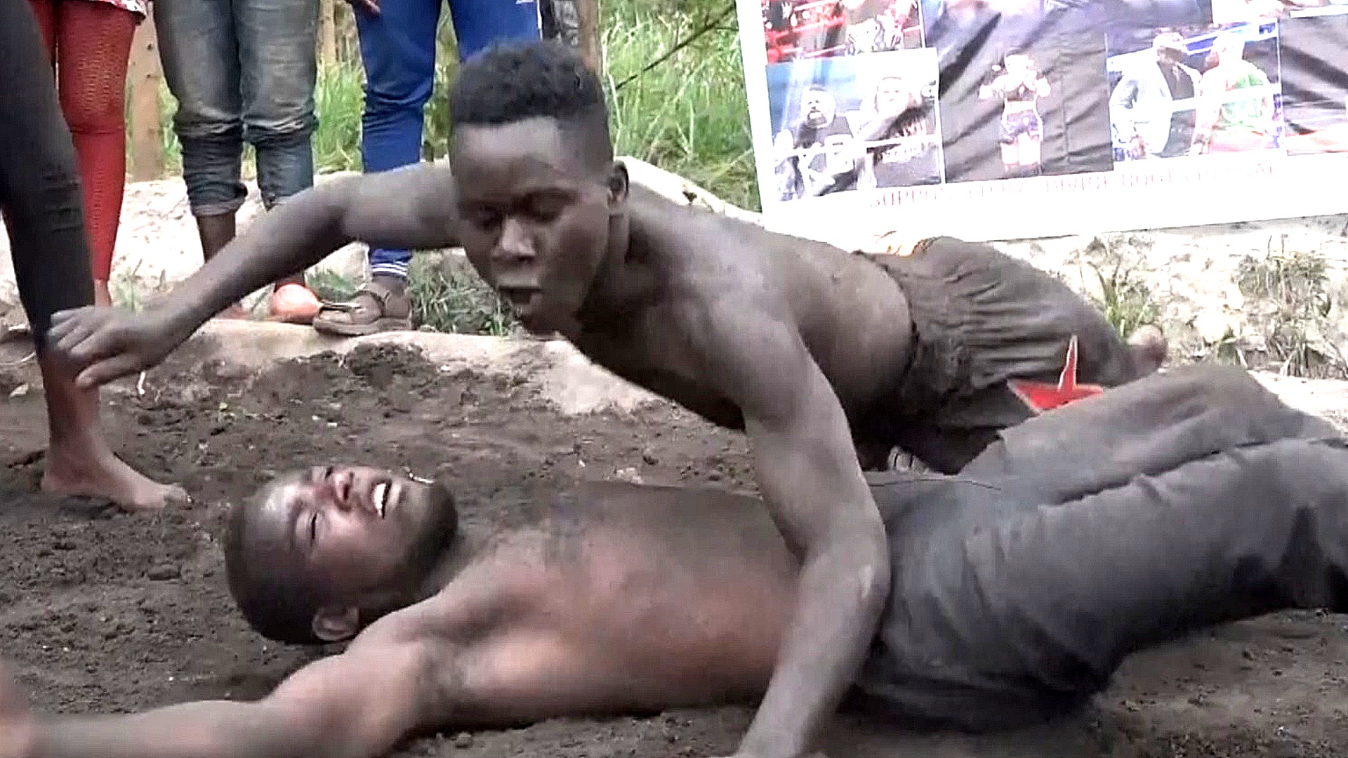 Шоу в грязи: молодые угандийцы устраивают реслинг-бои