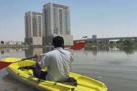 Волонтёры плавают по улицам Дубая на каяках, помогая людям