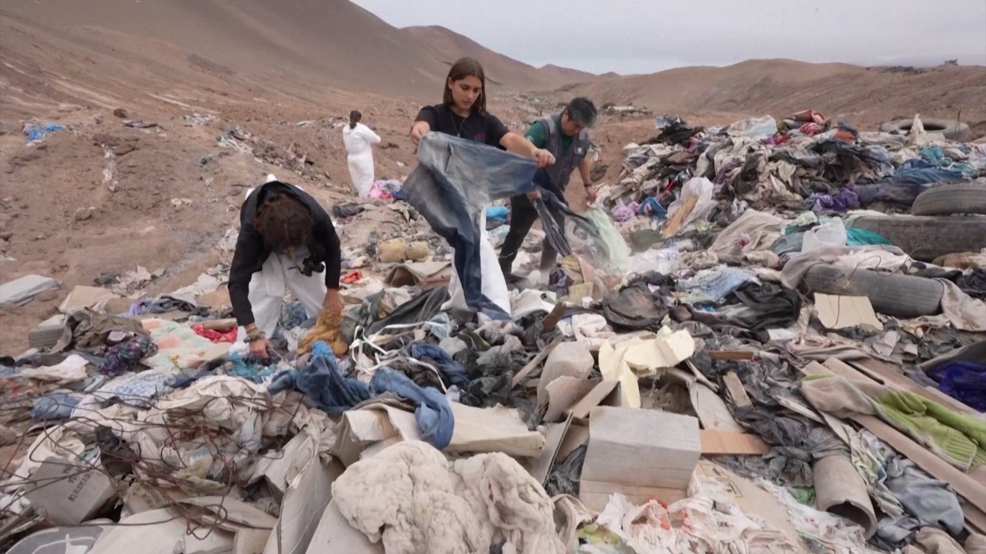 Выброшенной в пустыне Атакама одежде дают вторую жизнь