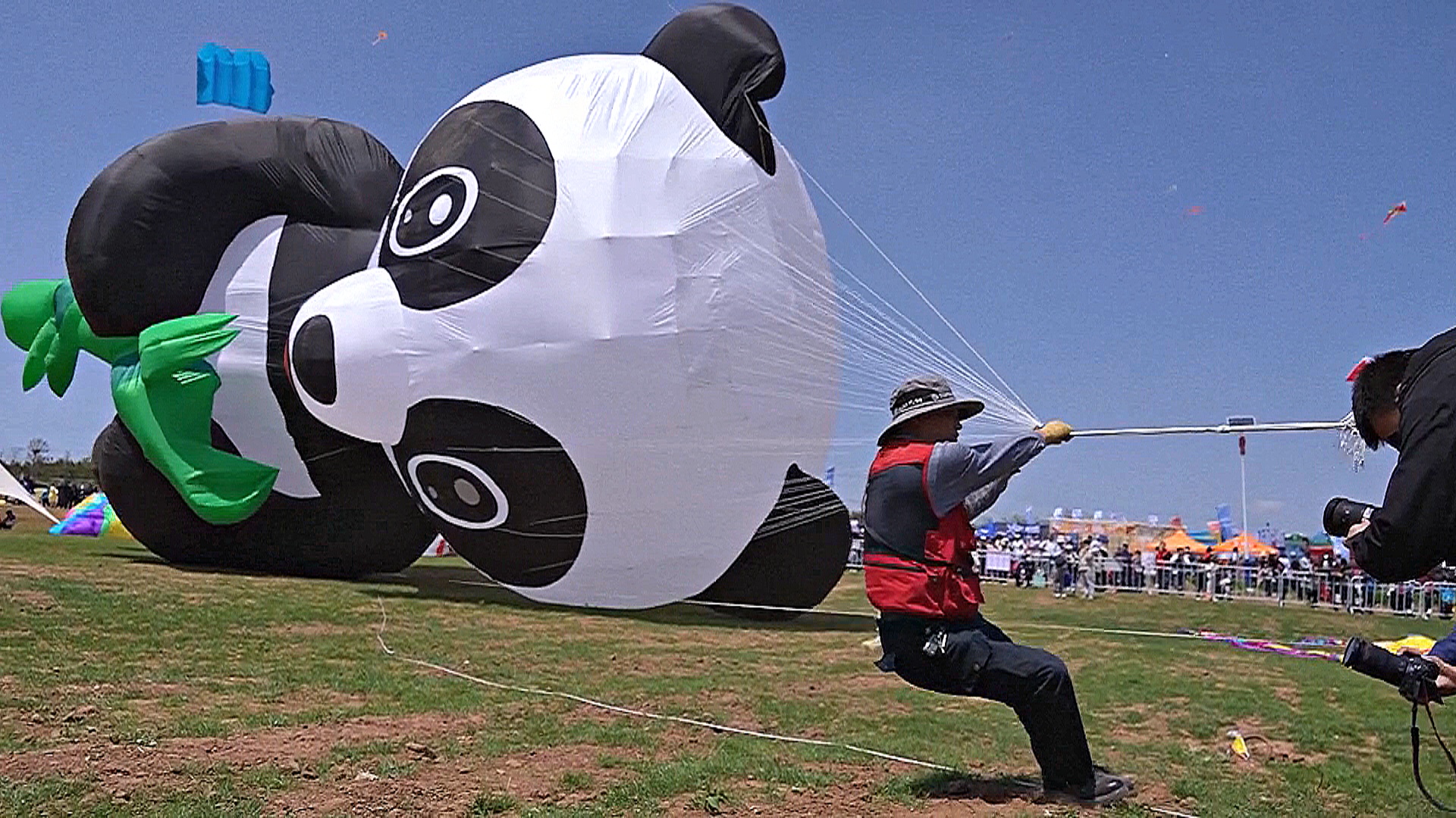 Фестиваль воздушных змеев в Вэйфане: панды, драконы и кальмары