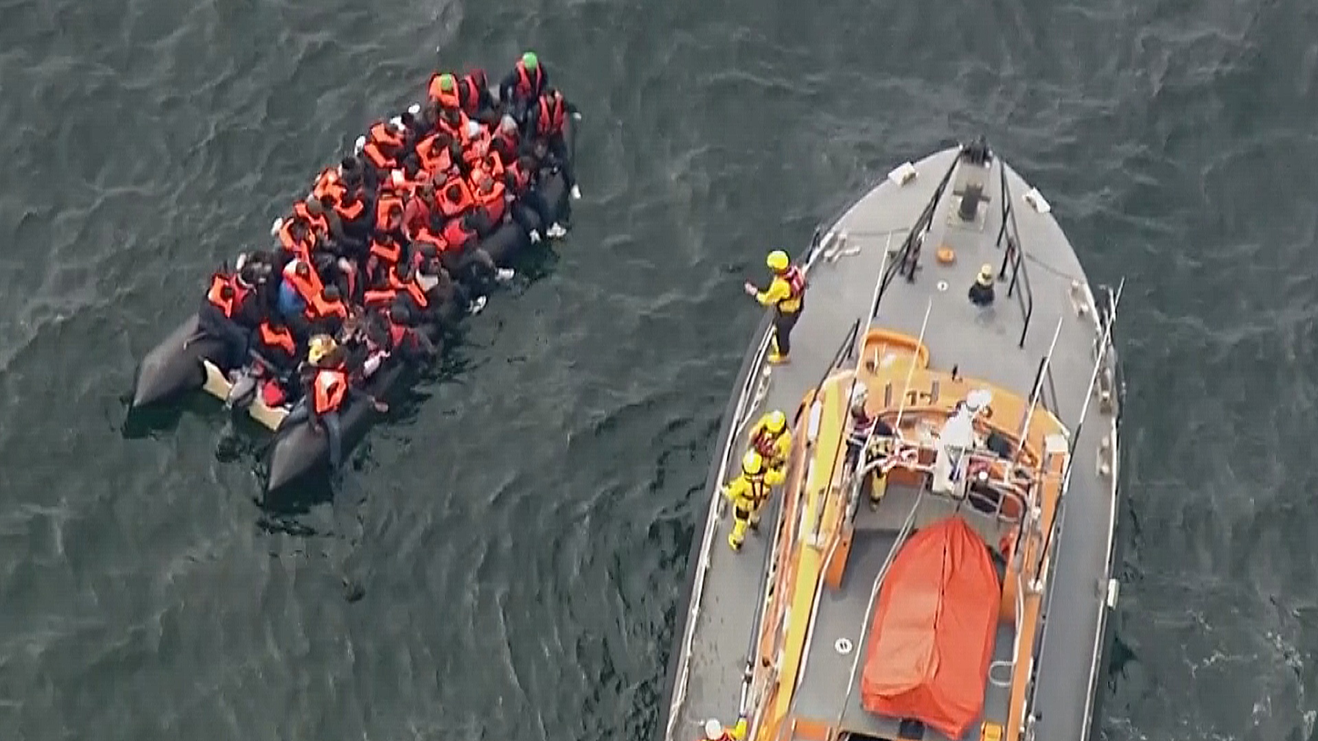 Пять мигрантов утонули, пытаясь пересечь Ла-Манш на лодке